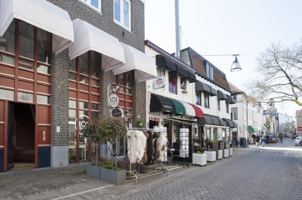 Villa met winkels in centrum Zwolle